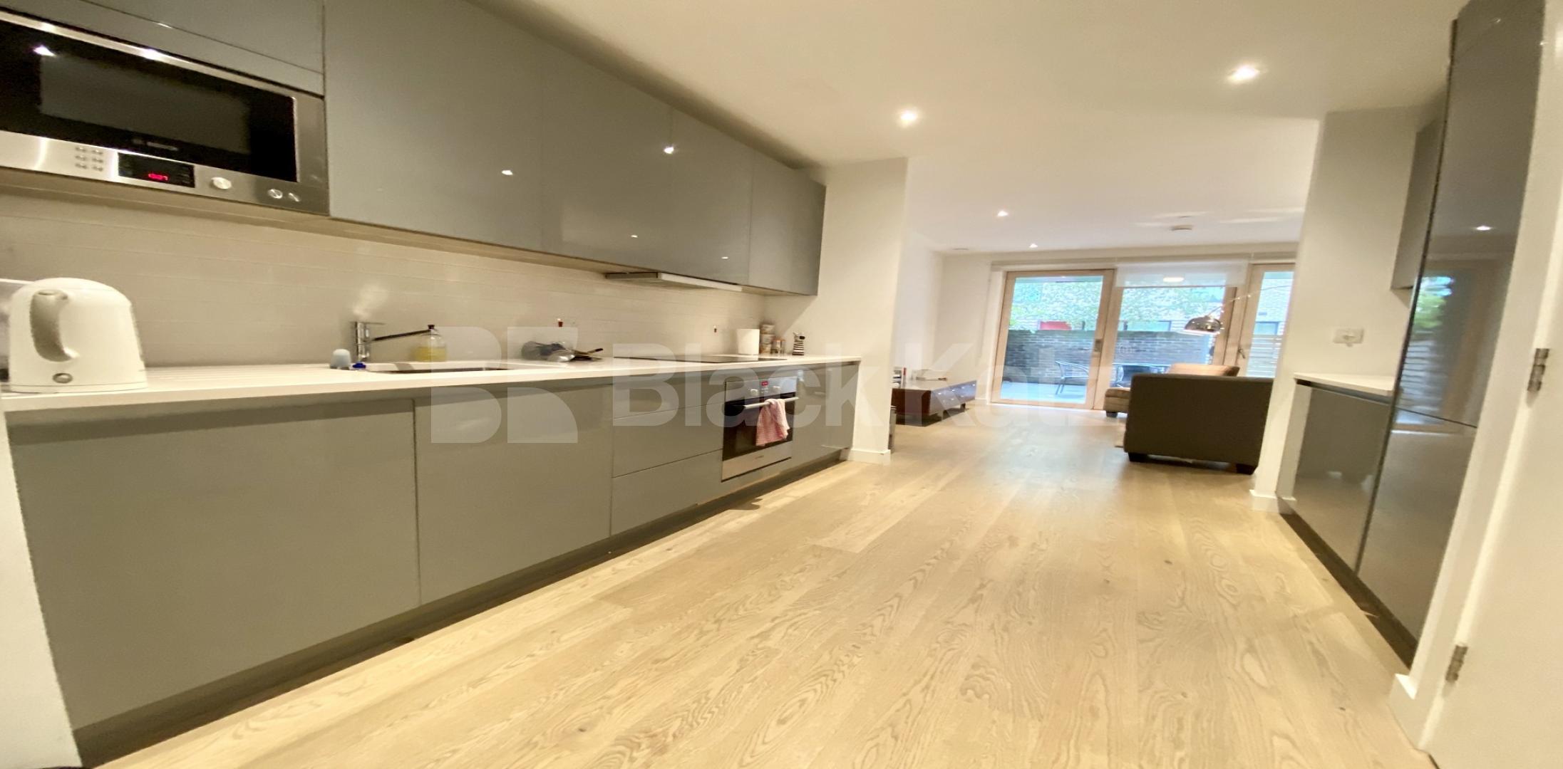 			NEW INSTRUCTION , 3 Bedroom, 1 bath, 1 reception Apartment			 Victory Place Trafalgar Place , Elephant and Castle / Borough 